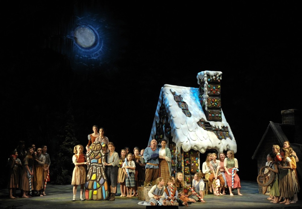 Escena final de «Hänsel und Gretel», producción de Andreas Meyer-Hanno. © 2024 by Hans Jörg Michel.